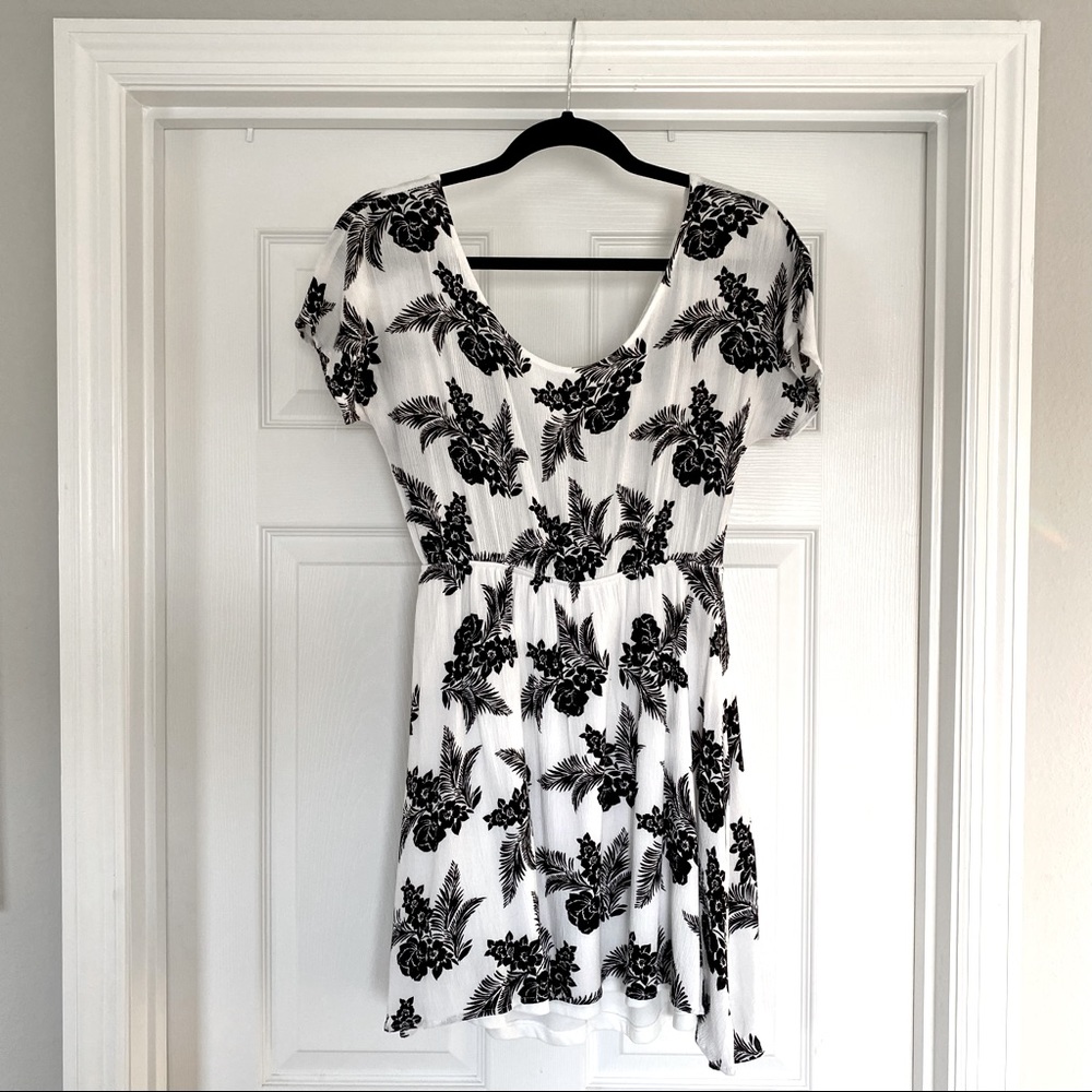 Charlotte Russe Black & White Floral Casual Flowy Summery Dress EUC